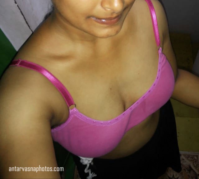 https://www.antarvasnaphotos2.com/wp-content/uploads/2020/06/Tamil-girl-Divya-cleavage.jpg