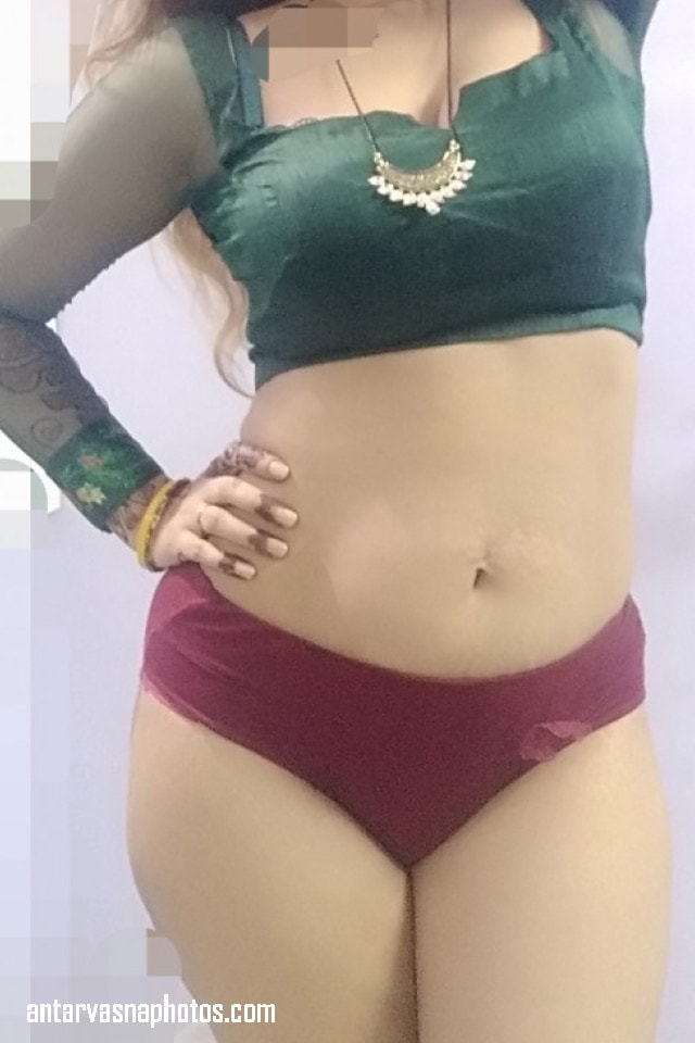 https://www.antarvasnaphotos2.com/wp-content/uploads/2020/06/aunty-sexy-panty-bra-me-pose-deti-hai.jpg