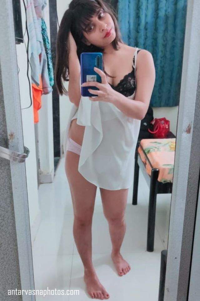 https://www.antarvasnaphotos2.com/wp-content/uploads/2020/06/desi-girl-apni-panty-dikhati-photo.jpg