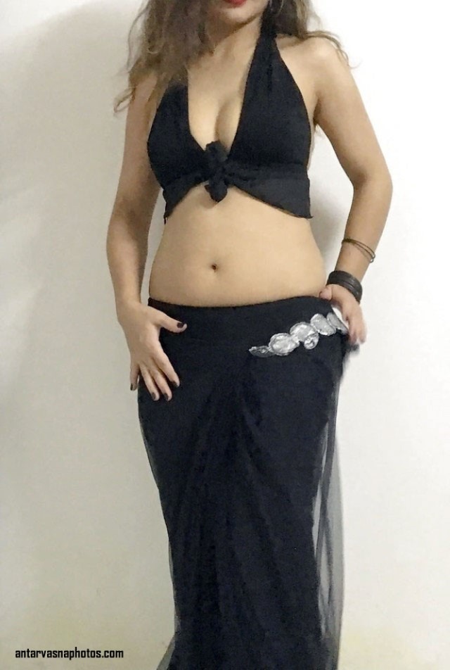 https://www.antarvasnaphotos2.com/wp-content/uploads/2020/06/saree-ka-pallu-gira-cleavage-dikhaya.jpg