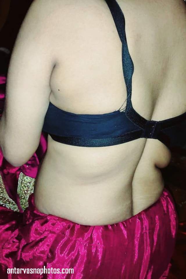 https://www.antarvasnaphotos2.com/wp-content/uploads/2020/06/seema-bhabhi-black-bra-me-peeth-dikhati-hui.jpg