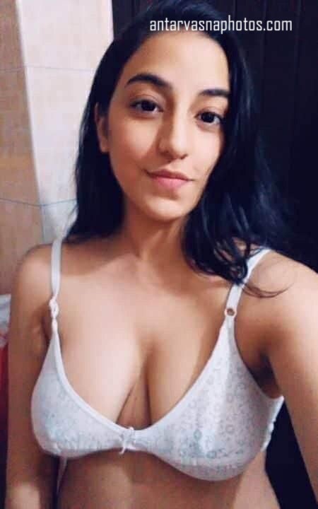 https://www.antarvasnaphotos2.com/wp-content/uploads/2020/07/Desi-hot-cleavage.jpg