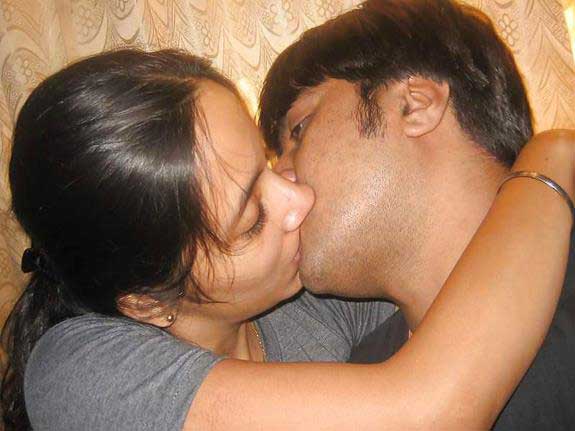 https://www.antarvasnaphotos2.com/wp-content/uploads/2020/07/Indian-couple-kiss.jpg