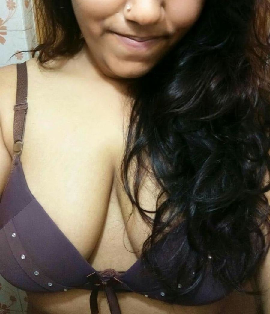 https://www.antarvasnaphotos2.com/wp-content/uploads/2020/07/Sexy-cleavage-ki-selfie.jpg