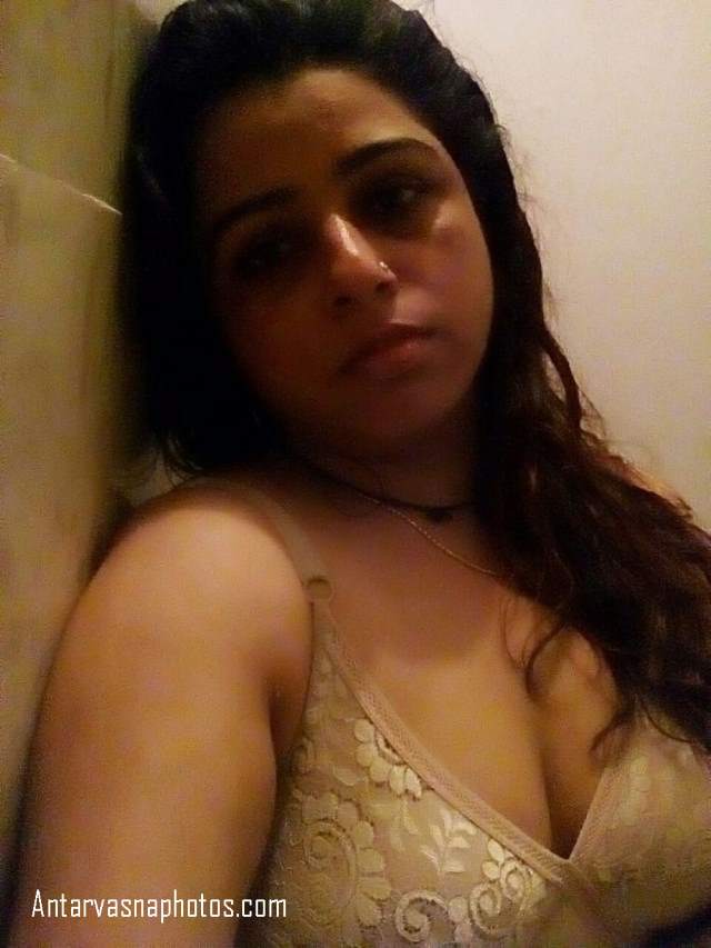 https://www.antarvasnaphotos2.com/wp-content/uploads/2020/07/desi-hot-bhabhi-ki-bathroom-selfie.jpg