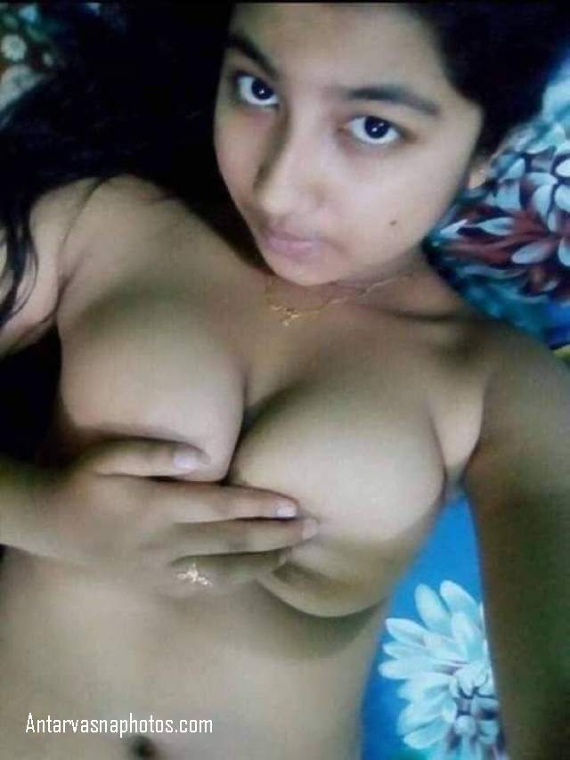 https://www.antarvasnaphotos2.com/wp-content/uploads/2020/07/hot-teenage-girl-apne-boobs-dabati.jpg