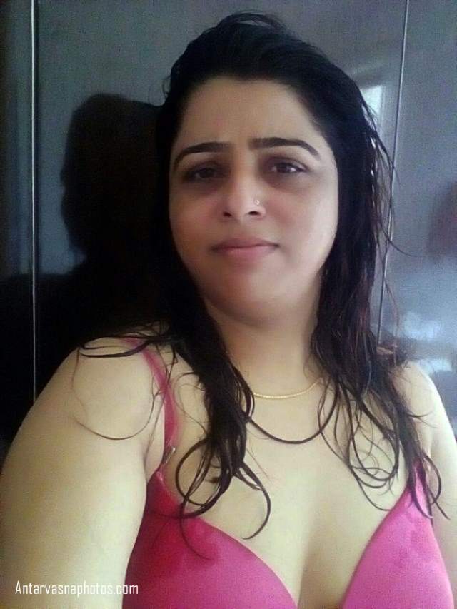 https://www.antarvasnaphotos2.com/wp-content/uploads/2020/07/mohini-bahbhi-ki-hot-bra-after-shower.jpg