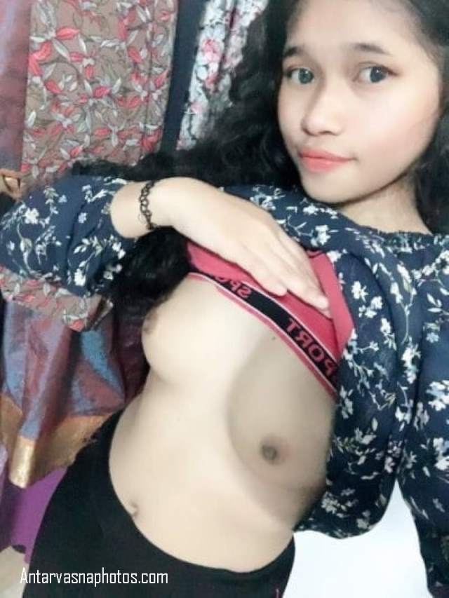 https://www.antarvasnaphotos2.com/wp-content/uploads/2020/07/t-shirt-ko-upar-kar-apne-boobs-dikhati-purva.jpg