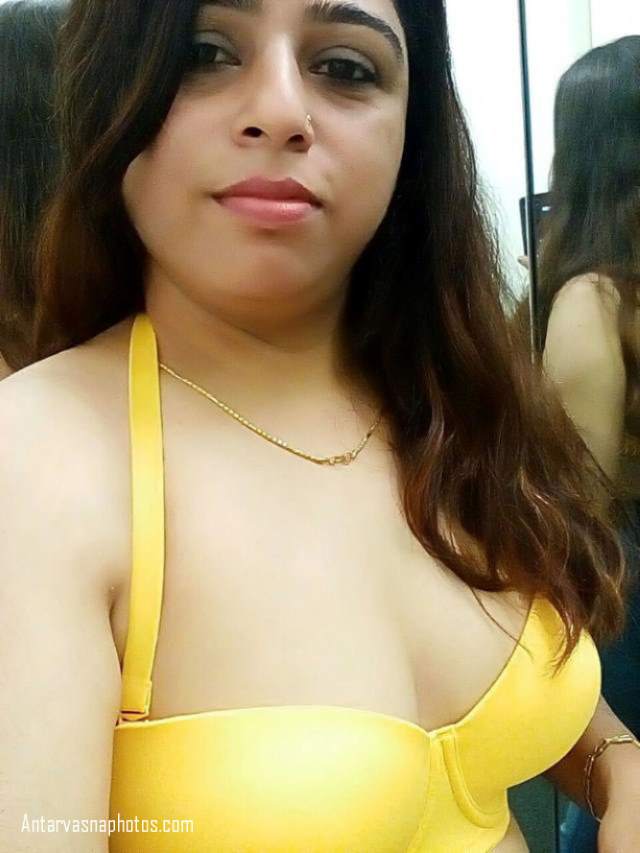 https://www.antarvasnaphotos2.com/wp-content/uploads/2020/07/yellow-bra-me-bhabhi-ke-hot-boobs.jpg