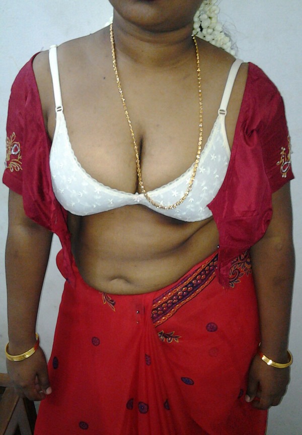 https://www.antarvasnaphotos2.com/wp-content/uploads/2020/08/Mallu-aunt-ke-cleavage.jpg