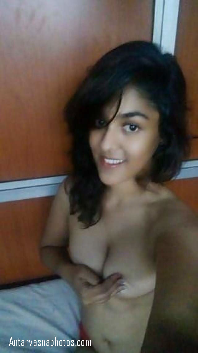 https://www.antarvasnaphotos2.com/wp-content/uploads/2020/08/apni-boobs-dabati-aarti.jpg