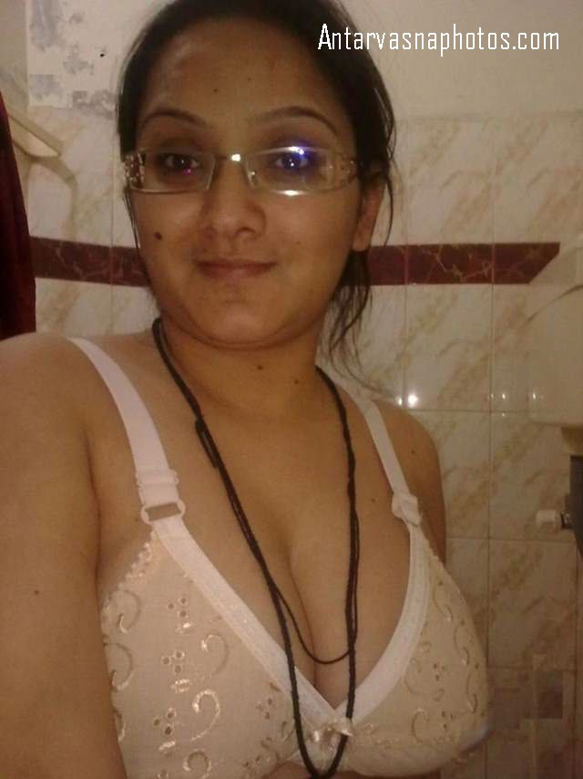 https://www.antarvasnaphotos2.com/wp-content/uploads/2020/08/bhabhi-ke-big-boobs-bra-me.jpg