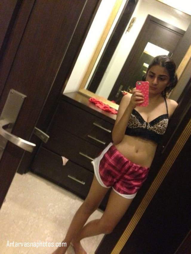 https://www.antarvasnaphotos2.com/wp-content/uploads/2020/08/chudasi-desi-girl-bra-me-selfie.jpg