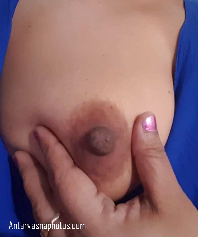 https://www.antarvasnaphotos2.com/wp-content/uploads/2020/08/desi-bhabhi-antarvasna-se-apna-nipple-masalti.jpg