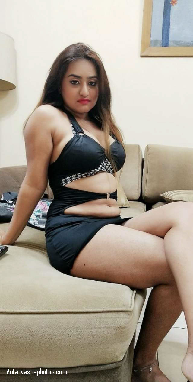 https://www.antarvasnaphotos2.com/wp-content/uploads/2020/08/hot-night-dress-me-kavya-bhabhi.jpg