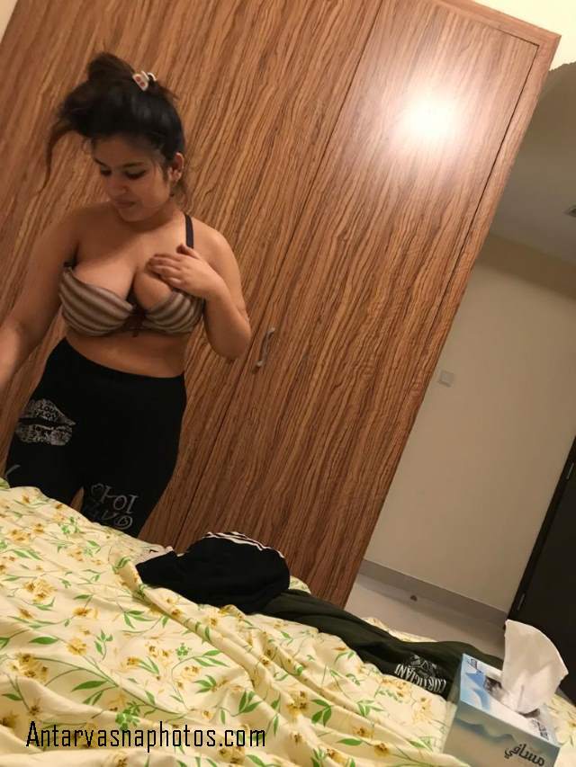 https://www.antarvasnaphotos2.com/wp-content/uploads/2020/08/nangi-indian-bhabhi-bra-pahan-li.jpg