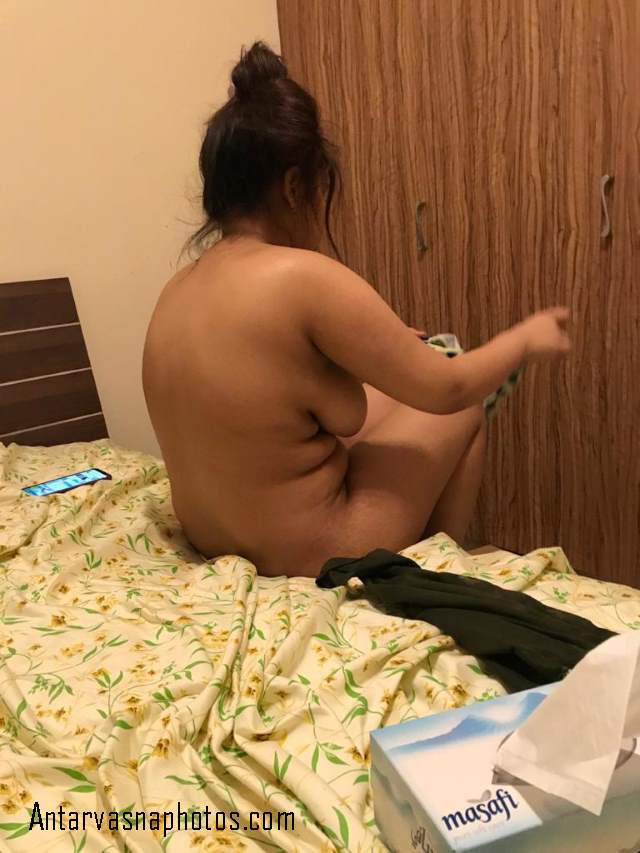 https://www.antarvasnaphotos2.com/wp-content/uploads/2020/08/nangi-indian-bhabhi-panty-pahan-rahi.jpg