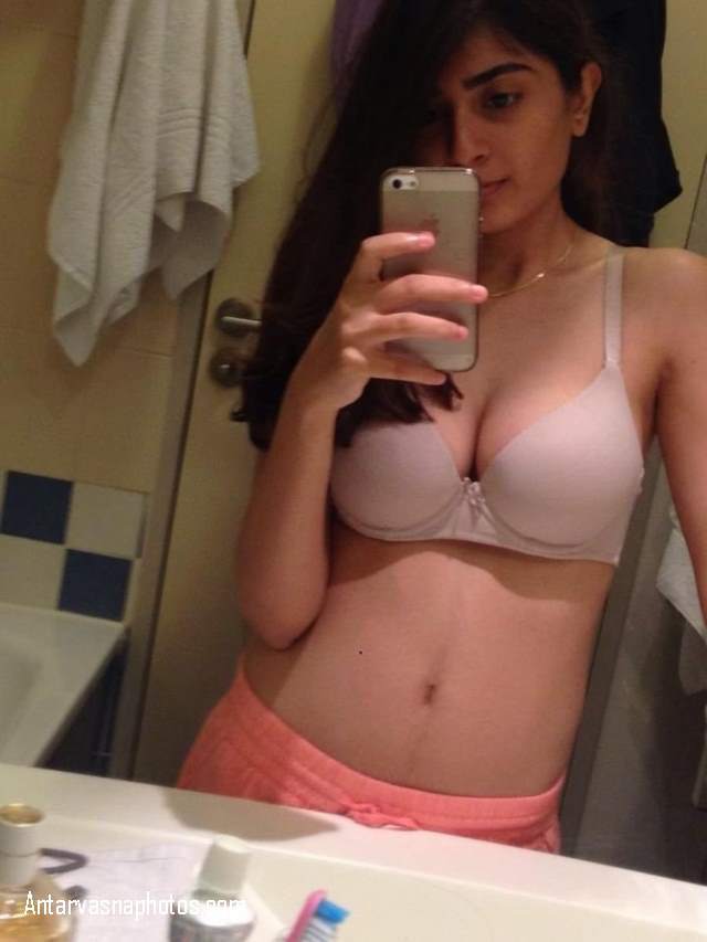 https://www.antarvasnaphotos2.com/wp-content/uploads/2020/08/sexy-teen-lover-ke-liye-selfie.jpg