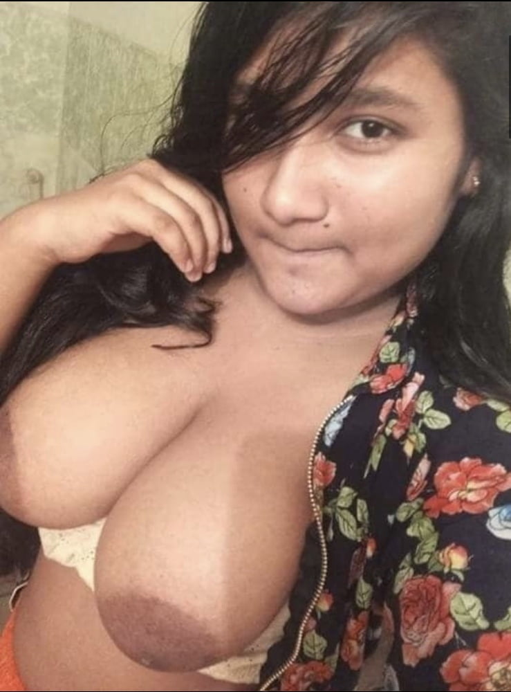 https://www.antarvasnaphotos2.com/wp-content/uploads/2020/09/Boob-ki-selfie-top-khol-ke-boob-dikhati.jpg