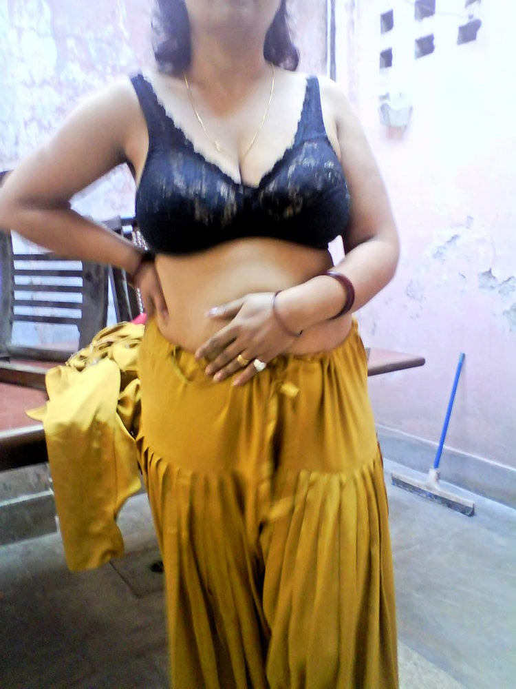 https://www.antarvasnaphotos2.com/wp-content/uploads/2020/09/Namita-ki-bra-wali-pics.jpg