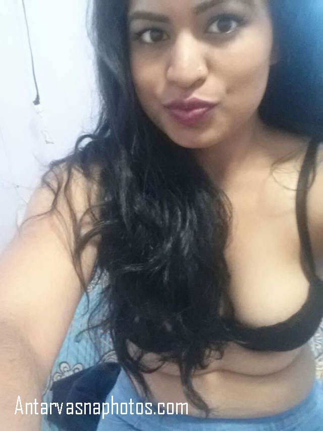 https://www.antarvasnaphotos2.com/wp-content/uploads/2020/09/bra-me-apni-boobs-dikhati.jpg