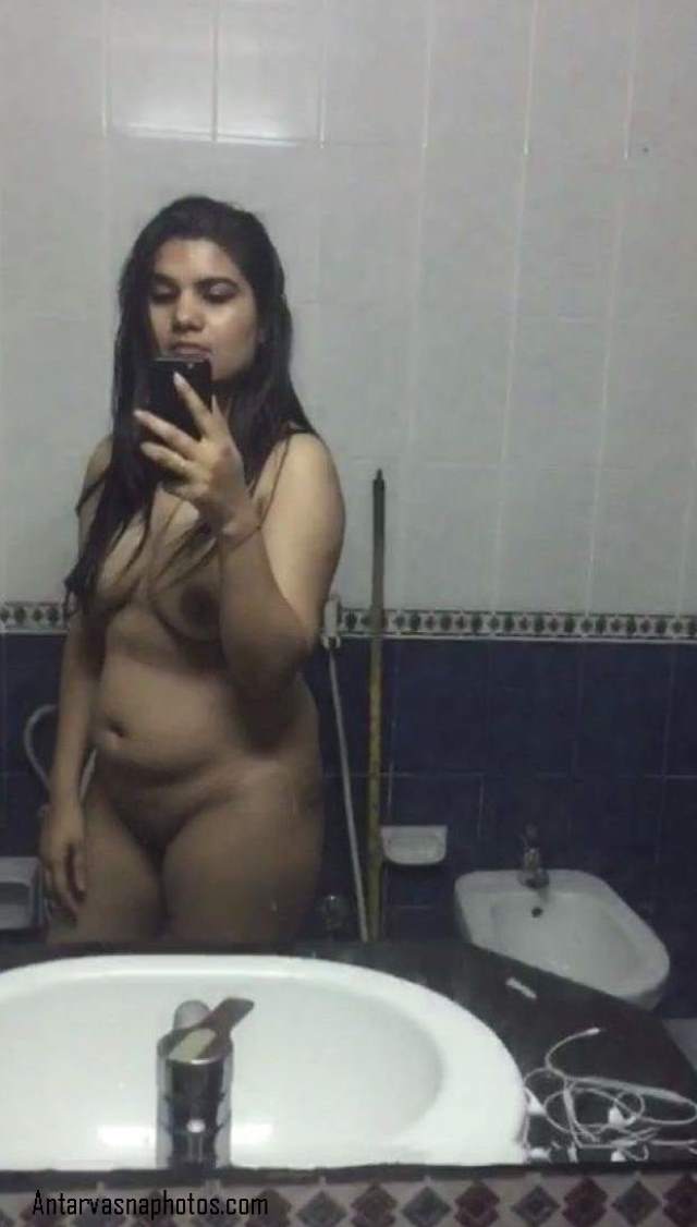 https://www.antarvasnaphotos2.com/wp-content/uploads/2020/09/indian-bhabhi-sonali-bathroom-me-selfie.jpg