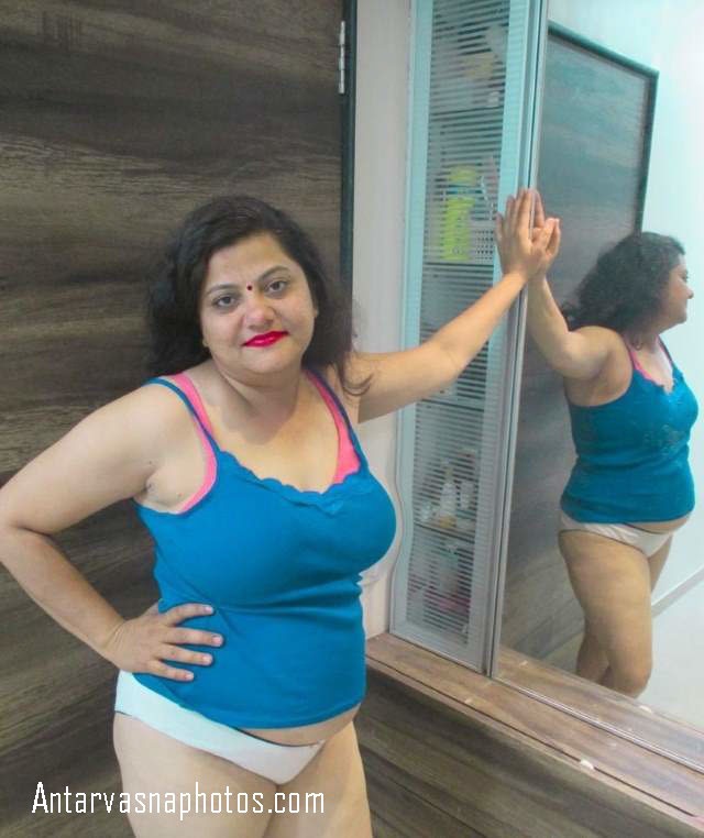 https://www.antarvasnaphotos2.com/wp-content/uploads/2020/09/panty-me-pose-deti-aunty.jpg