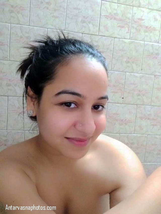 https://www.antarvasnaphotos2.com/wp-content/uploads/2020/10/bathroom-me-nude.jpg