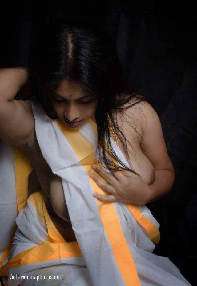 https://www.antarvasnaphotos2.com/wp-content/uploads/2020/10/big-boobs-saree-se-dhakti.jpg