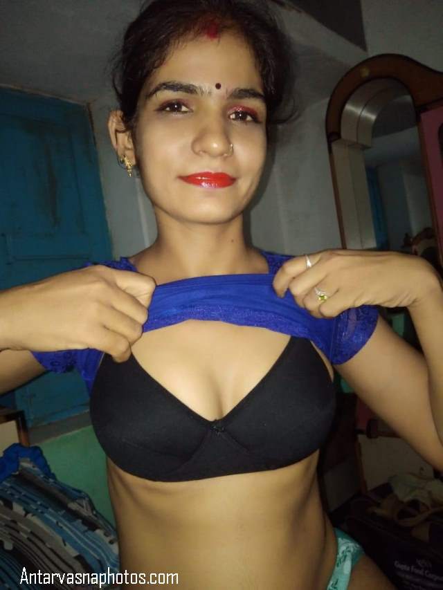 https://www.antarvasnaphotos2.com/wp-content/uploads/2020/10/desi-bhabhi-bra-me-photo.jpg