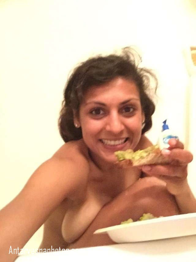 https://www.antarvasnaphotos2.com/wp-content/uploads/2020/10/dinner-bhi-nude-hokar-kiya.jpg