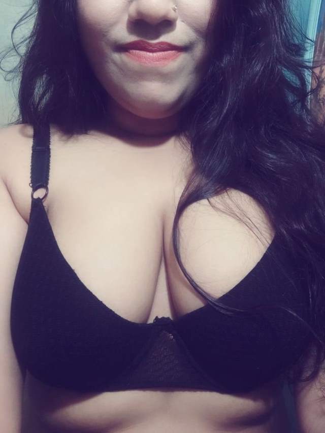 https://www.antarvasnaphotos2.com/wp-content/uploads/2020/10/hot-cleavage-in-black-bra.jpg