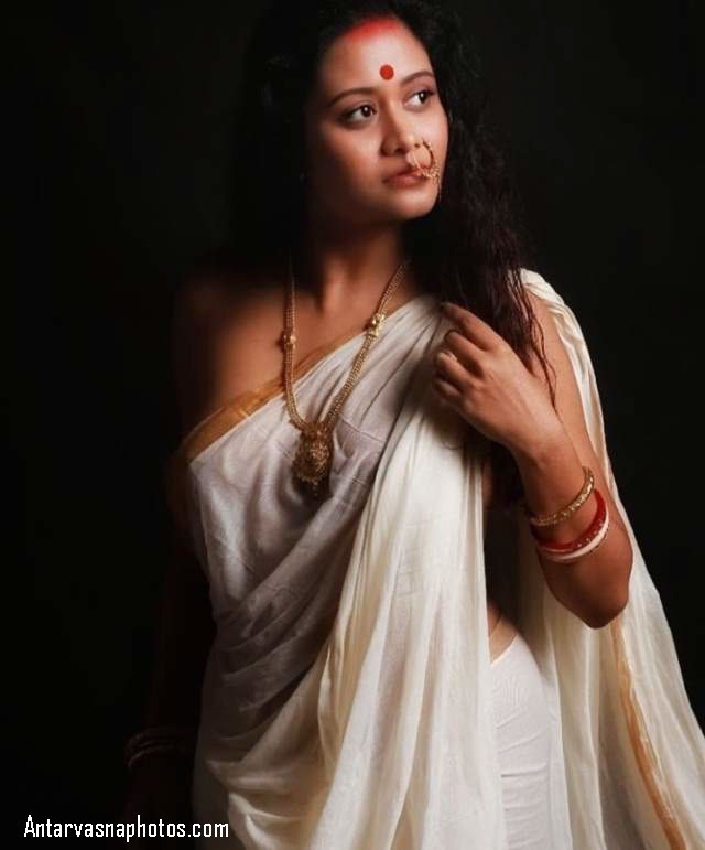 https://www.antarvasnaphotos2.com/wp-content/uploads/2020/10/indian-bhabhi-ki-saree-me-nude-photo.jpg