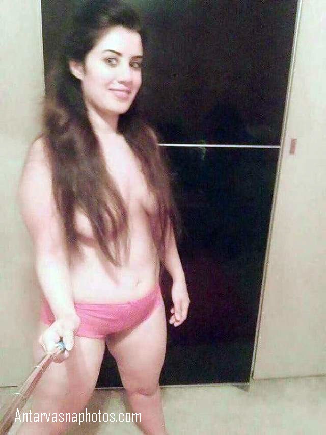 https://www.antarvasnaphotos2.com/wp-content/uploads/2020/10/nude-desi-girl-boobs-balon-se-chipaye.jpg