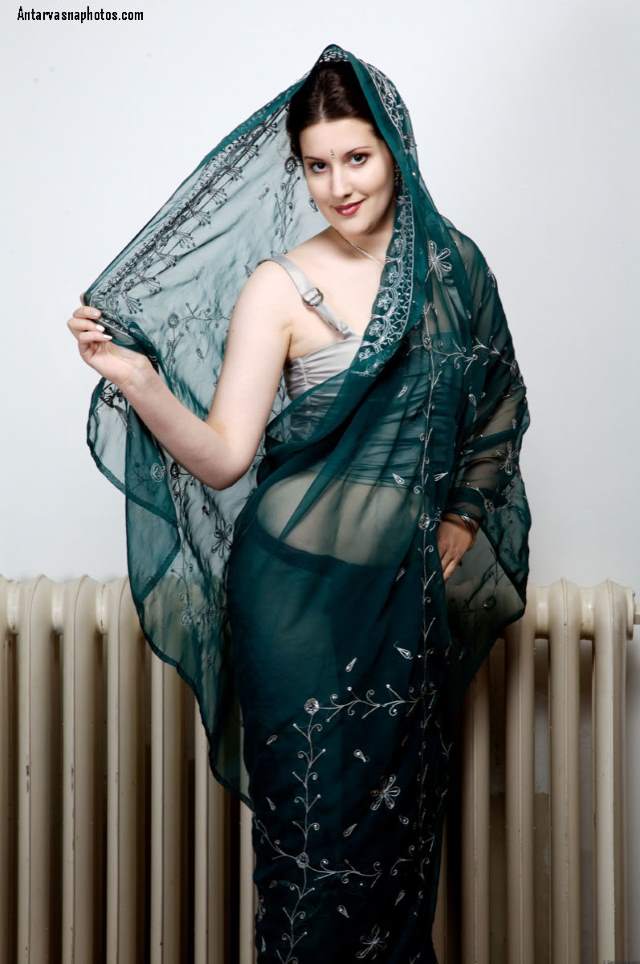 https://www.antarvasnaphotos2.com/wp-content/uploads/2020/10/saree-me-nude-hone-ko-taiyaar.jpg