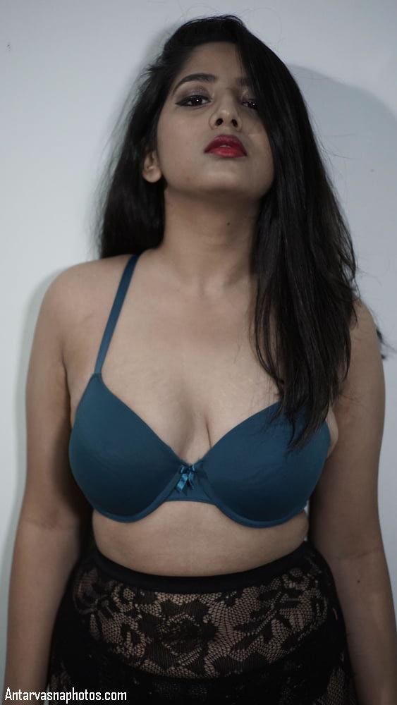 https://www.antarvasnaphotos2.com/wp-content/uploads/2020/10/sexy-bra-me-desi-babe-ki-hot-photo.jpg