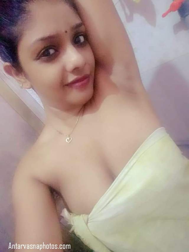 https://www.antarvasnaphotos2.com/wp-content/uploads/2020/10/sexy-cleavage-in-bathroom.jpg