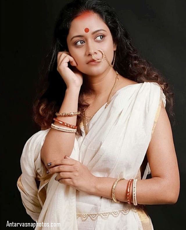 https://www.antarvasnaphotos2.com/wp-content/uploads/2020/10/sexy-indian-bhabhi-ki-saree-me-ready.jpg