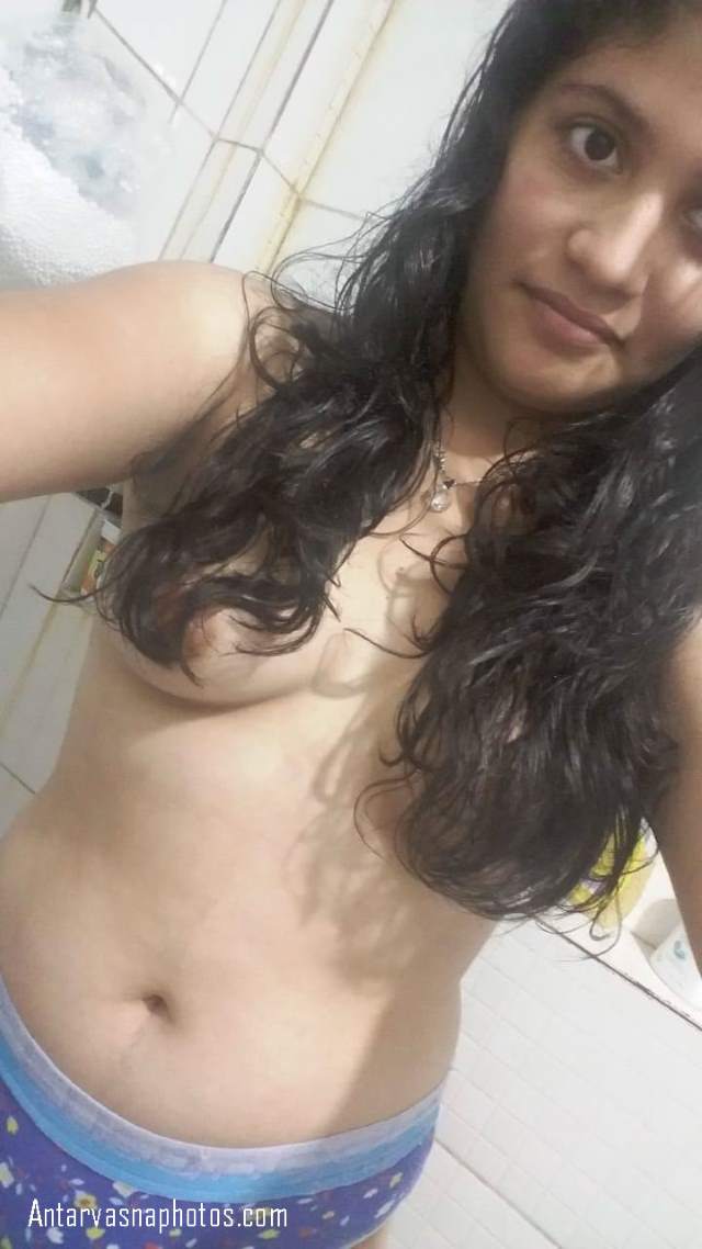 https://www.antarvasnaphotos2.com/wp-content/uploads/2020/10/sexy-indian-teen-boobs-dikhati.jpg