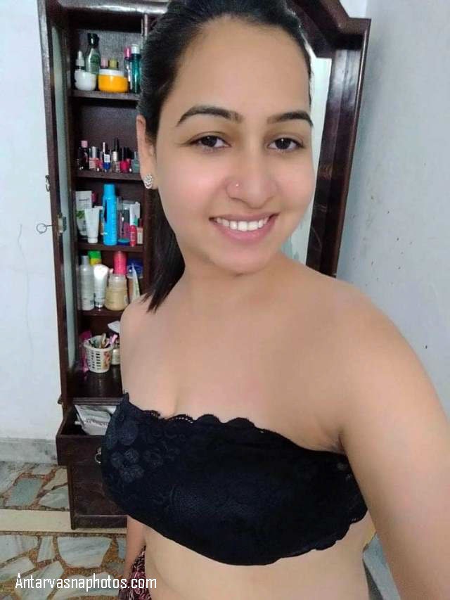 https://www.antarvasnaphotos2.com/wp-content/uploads/2020/10/sexy-smile-in-bra.jpg