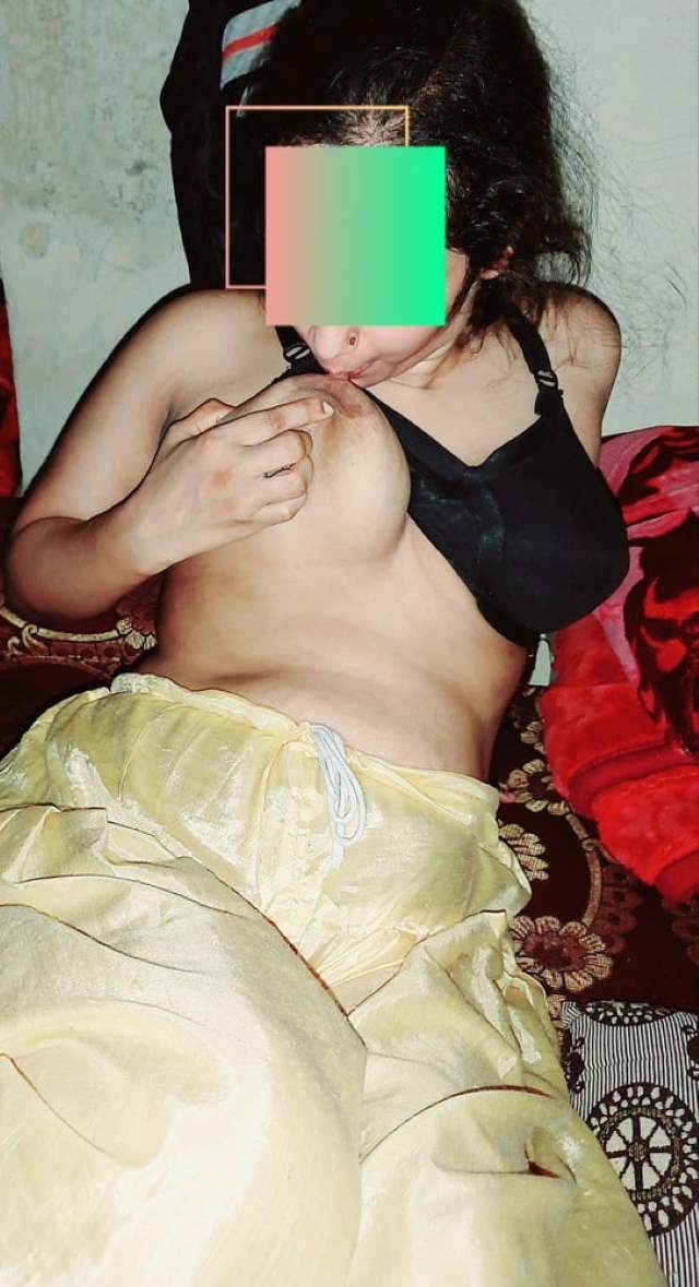 https://www.antarvasnaphotos2.com/wp-content/uploads/2020/11/apna-nipple-chusti-hot-kavya.jpg