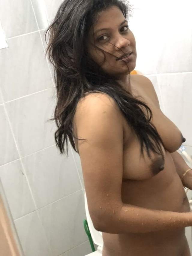 https://www.antarvasnaphotos2.com/wp-content/uploads/2020/11/bhabhi-ki-shower-me-nude.jpg