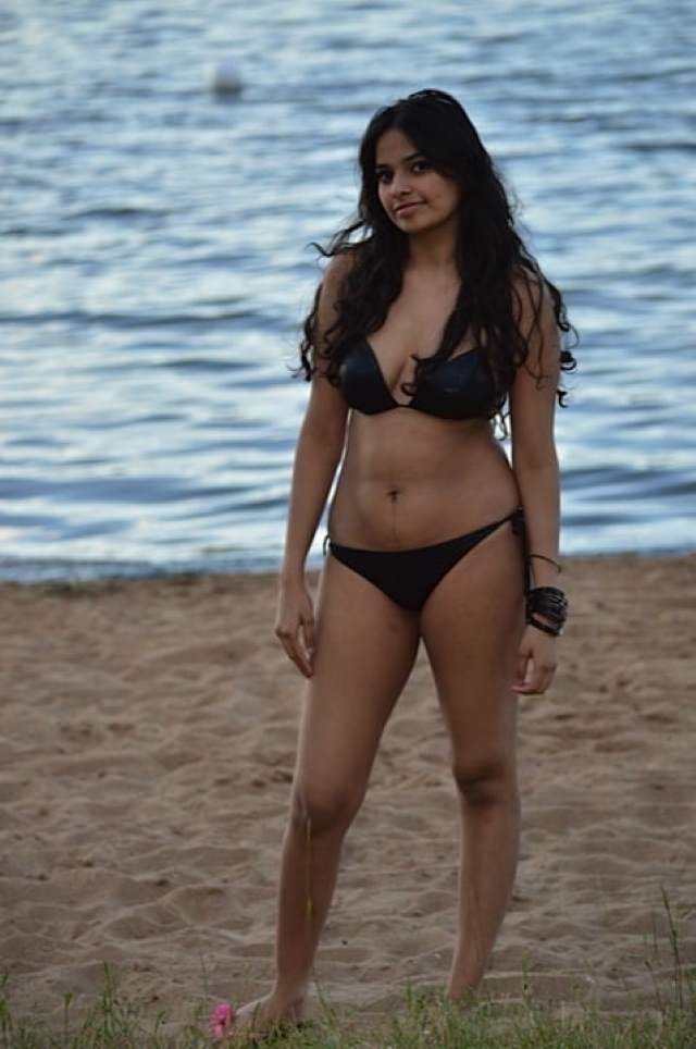 https://www.antarvasnaphotos2.com/wp-content/uploads/2020/11/bikni-me-beach-par-photo.jpg