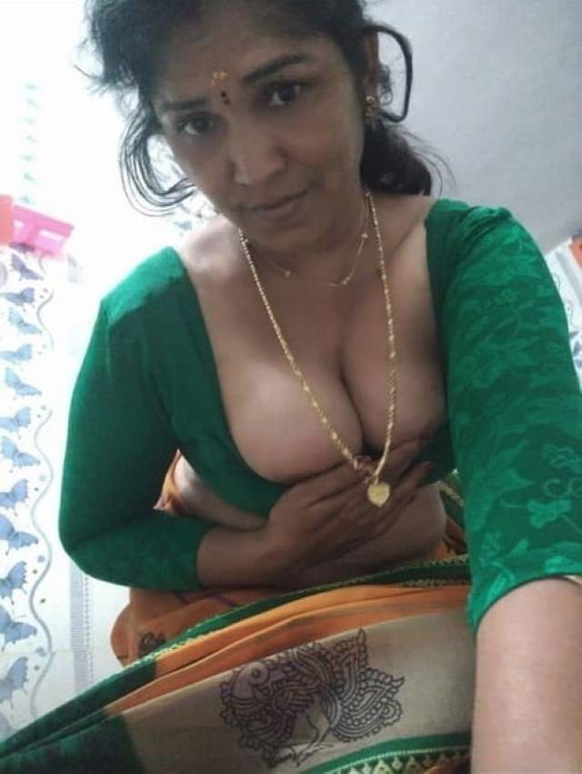 https://www.antarvasnaphotos2.com/wp-content/uploads/2020/11/blouse-se-boobs-dikhati.jpg