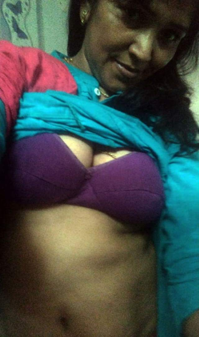 https://www.antarvasnaphotos2.com/wp-content/uploads/2020/11/bra-me-bhabhi-ke-boobs.jpg