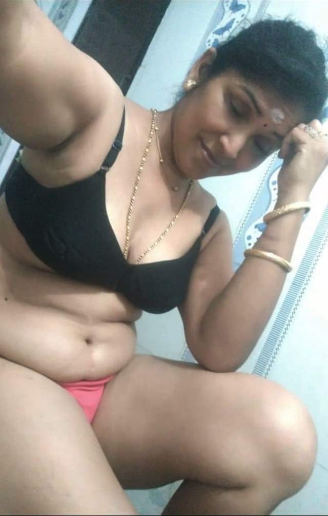 https://www.antarvasnaphotos2.com/wp-content/uploads/2020/11/desi-bhabhi-kali-bra-lal-pany-me.jpg