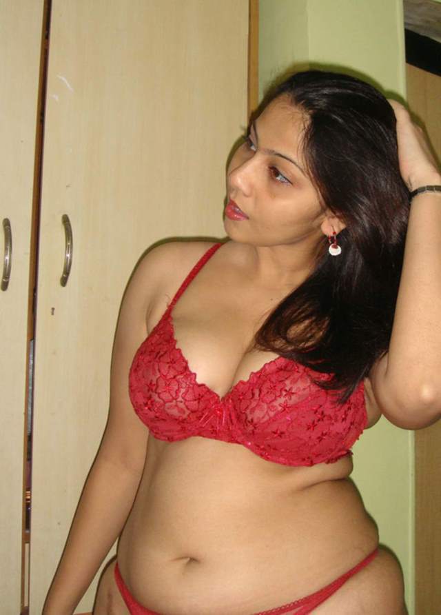 https://www.antarvasnaphotos2.com/wp-content/uploads/2020/11/desi-bhabhi-ki-big-boobs-red-bra-me.jpg