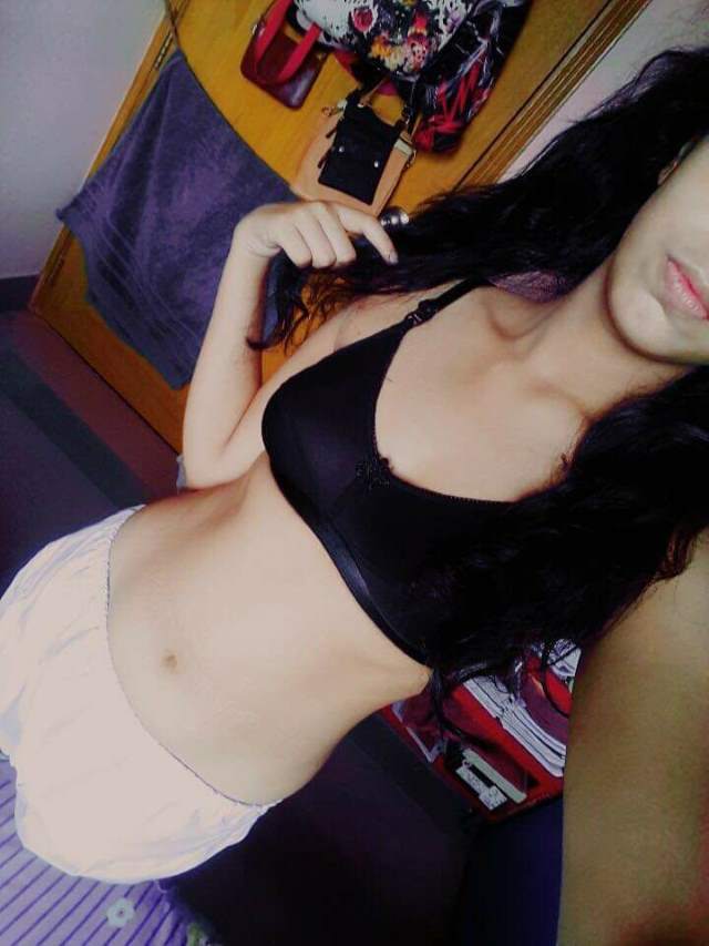 https://www.antarvasnaphotos2.com/wp-content/uploads/2020/11/desi-teen-kali-bra-me.jpg