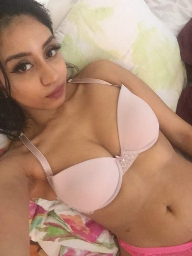 https://www.antarvasnaphotos2.com/wp-content/uploads/2020/11/hot-babe-ki-bra-me-pic.jpg