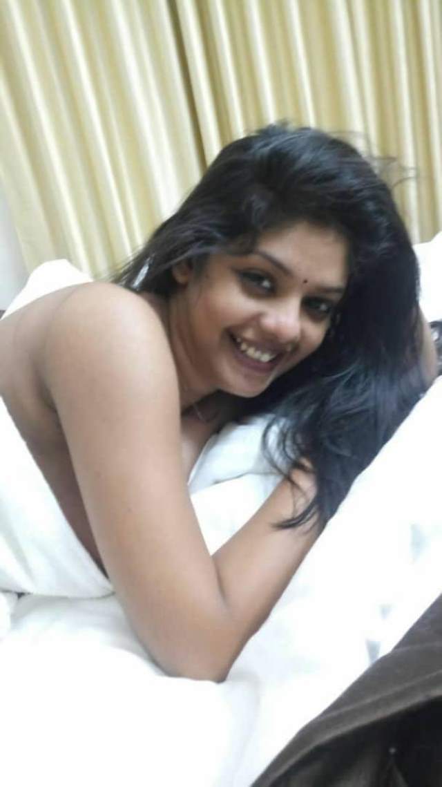 https://www.antarvasnaphotos2.com/wp-content/uploads/2020/11/hot-kerala-bhabhi-bed-me.jpg